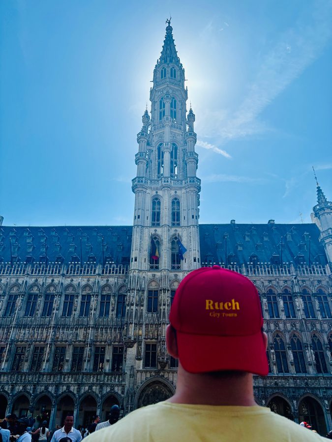 Blick auf den Turm des Brüsseler Rathauses an der Grand-Place