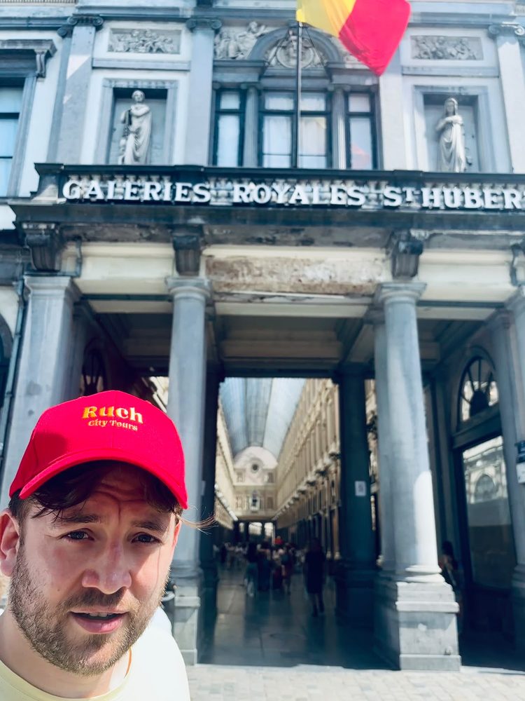 Simon, Guide bei Ruch City Tours, vor den Galeries Royales St-Hubert in Brüssel